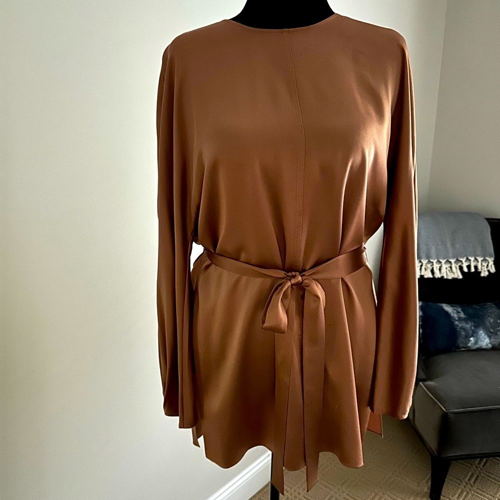 Vince blouse, in beautiful material and rich color. Wear with or without belt.
